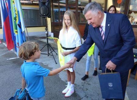 PRVI ŠOLSKI DAN SPREJEM PRVOOLČKOV CERKNICA 13 FOTO LJUBO VUKELIČ